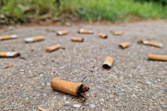 Zigarettenkippen sind keine Zierde für die Stadt und schlecht für Umwelt.
