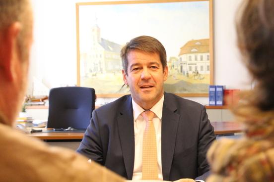 Oberbürgermeister ist im Gespräch mit Bürgern