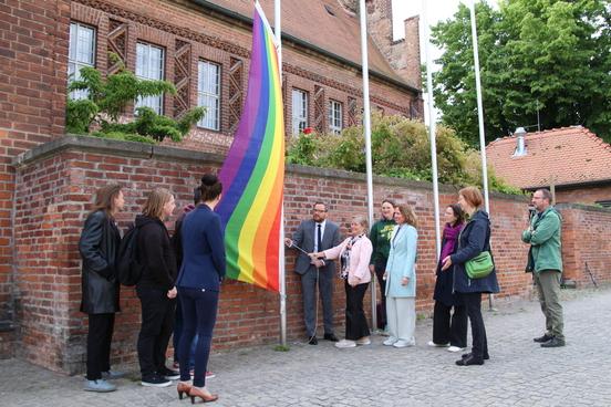 Die Regenbogenfahne wurde hochgezogen.