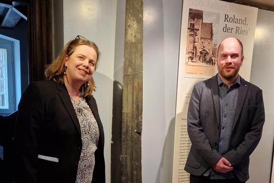 Museumsleiterin Anja Grothe mit Ausstellungs-Kurator Stefan Jürgens und Rolands Originalschwert.