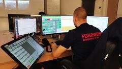 Mitarbeiter am Ausweicharbeitsplatz. Vor ihm sind drei Bildschirme.