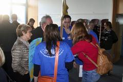 Azubis der Stadtverwaltung verhandeln im Beisein der Oberbürgermeisterin über Rathausführungen