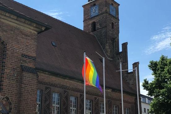 Regenbogenflagge vorm Rathaus
