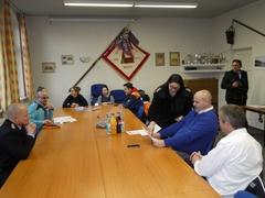 Feuerwehrleute Jugendwartin Jennifer Schultze erläutert Jens Stapel, wofür das gewonnenen Geld eingesetzt wird.