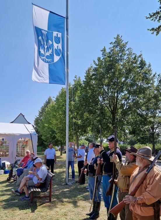 Die Flagge mit dem neuen Ortswappen wurde gehisst.