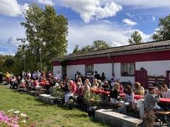 Anlässlich des 25. Jubiläums haben sich viele Festgäste eingefunden.