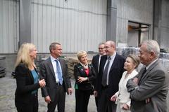 Jordi Gabbaro (rechts) und Mercedes Magranè (2. von rechts) zeigen gemeinsam mit dem Betriebsdirektor Josep Castells (3. von rechts) das Werk. Minister Gerber (2. von links), Oberbürgermeisterin Tiemann und Peter Kwass (ZAB) folgen gespannt den Ausführungen.