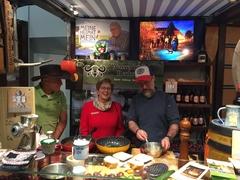 Die Oberbürgermeisterin beim Verkosten am Messestand