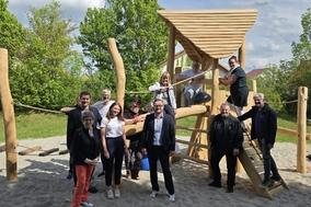Stadtverordnete und Verwaltungs-Mitarbeiter waren zu Einweihung des Spielplatzes ebenfalls erschienen.
