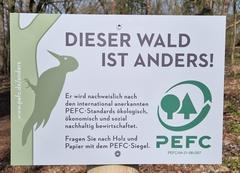 Plakativ ist bekannt gemacht: "Dieser Wald ist anders!".
