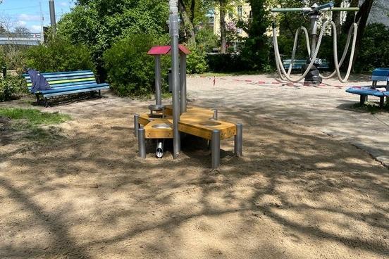 Neues Spielgerät auf dem Spielplatz – eine Sandküche