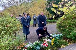 Oberbürgermeister Steffen Scheller und die Beigeordneten Alexandra Adel und Thomas Barz bei der Kranzniederlegung