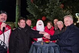 Bereit zum Einschalten des Weihnachtsbaumes.