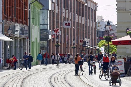 Bild von der Hauptstraße mit Geschäften