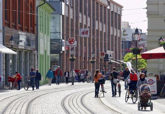 Bild von der Hauptstraße mit Geschäften