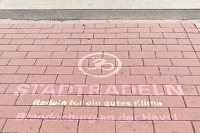 Aufrufe zum Stadtradeln sind im Stadtgebiet wie hier in der August-Bebel-Straße auf Radwegen gesprüht.
