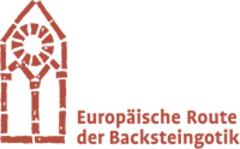 Europäische Route der Backsteingotik roter Schriftzug und rote, abstrakte Darstellung gotischer Architektur