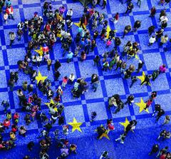 291906968 Menschen auf dem Platz