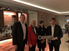 Das Prinzenpaar der 51. Saison des KCH – Ihre Lieblichkeit Nadin I. & Seine Tollität André L. sowie Hans-Günter Koch, Präsident des KCH, geben den Schlüssel der Neustadt an Oberbürgermeister zurück.