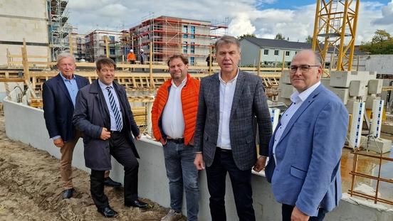 Oberbürgermeister Steffen Scheller beim Vor-Ort-Termin auf der Baustelle in der Bauhofstraße mit den Investoren.