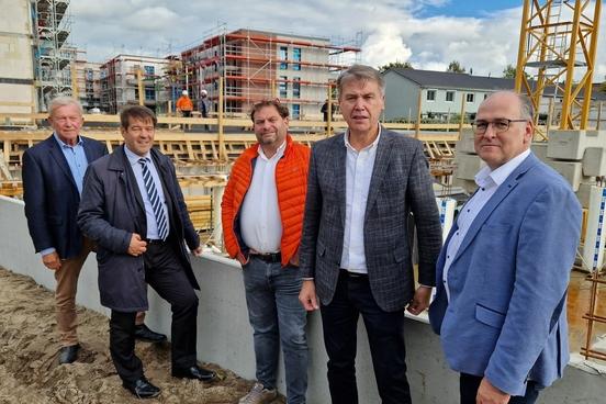 Oberbürgermeister Steffen Scheller beim Vor-Ort-Termin auf der Baustelle in der Bauhofstraße mit den Investoren.