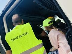 Auch einen Blick in den LKW werfen die Schüler mit dem Team des Blicki e.V.