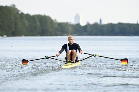 Einer-Ruderer auf dem Wasser