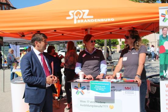 Der Oberbürgermeister ist auf dem Neustädtischen Markt an den Aktionsständen und spricht mit den Pflegedienstleistern