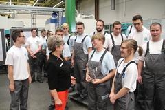 Dietlind Tiemann im Gespräch mit den Azubis