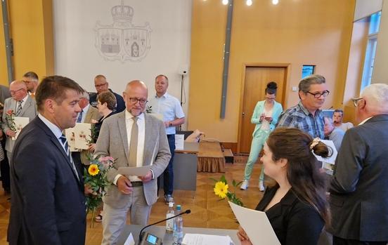 Oberbürgermeister Steffen Scheller überreichte Blumen und Dankes-Urkunden an die Volksvertreter.