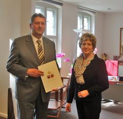Dr. Wolfgang Erlebach nimmt die Ernennungsurkunde in Empfang
