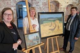 Kerstin Neitzel, Regionalleiterin der Fielmann AG (mitte), übergab die beiden Stadtansichten an den Oberbürgermeister und die Leiterin des Stadtmuseums.