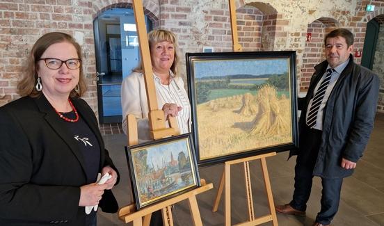 Kerstin Neitzel, Regionalleiterin der Fielmann AG (mi.), übergab die beiden Stadtansichten an den Oberbürgermeister und die Leiterin des Stadtmuseums.