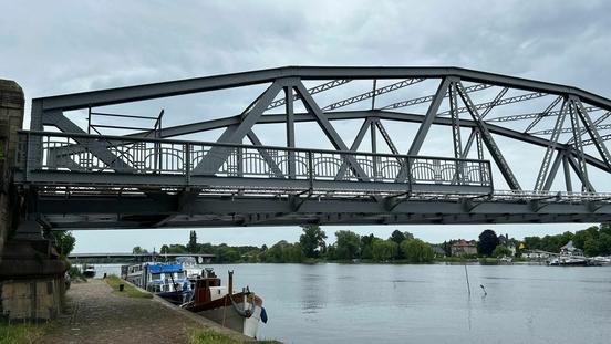 Vier restaurierte Geländerteile zieren die Plauer Brücke.