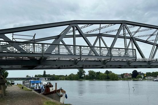 Vier restaurierte Geländerteile zieren die Plauer Brücke.