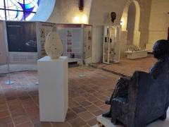 Ausstellungsstücke wie eine Bronze-Figur von Loriot, ein Ei mit Punkten, Texttafeln u.v.m.