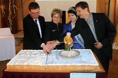 Anschneiden der Geburtstagstorte Anschneiden der Geburtstagstorte