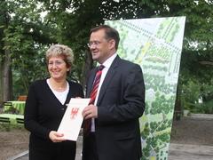 Minister Vogelsänger überreicht den Förderbescheid an Brandenburgs Stadtoberhaupt.
