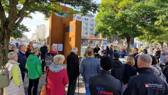 Kleine Einweihungszeremonie für die wiederbelebte Uhr am Neustädtischen Markt.