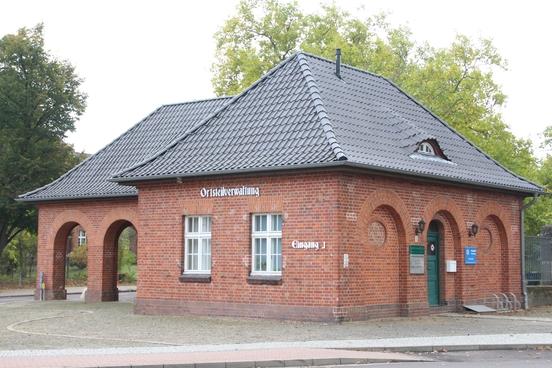 kleines Haus aus rotem Backstein und schwarzem Ziegeldach, an der Außenwand steht: Ortsteilverwaltung