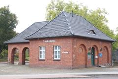 kleines Haus aus rotem Backstein und schwarzem Ziegeldach, an der Außenwand steht: Ortsteilverwaltung