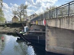 Nach einer Materialprüfung werden nun Sicherungsnetze unter der Kanalbrücke angebracht.