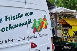 Blick auf den Wochenmarkt am Katharinenkirchplatz.