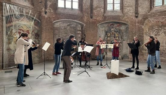 Das Kammerorchester "Ensemble Ruhr" beim Auftakt-Kurzkonzert in der Johanniskirche.