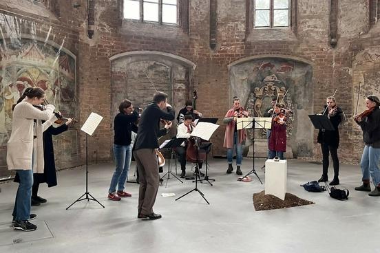 Das Kammerorchester "Ensemble Ruhr" beim Auftakt-Kurzkonzert in der Johanniskirche.