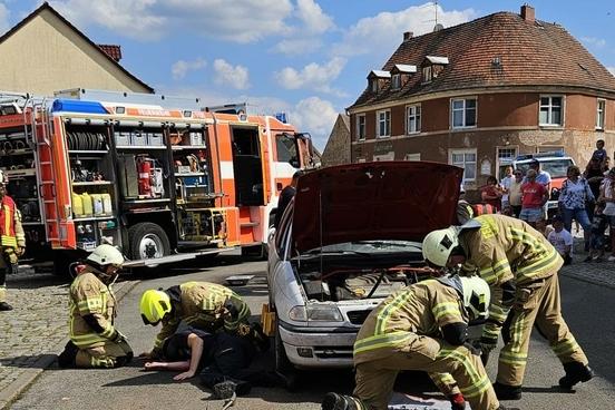 Simulation der Befreiung eines Unfallopfers aus einem Unfallwagen