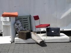 Sperrmüll steht auf der Straße