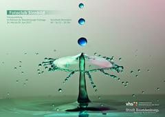 Poster Fotoclub Sinnbild Foto von einem Tropfen, der auf eine Wasseroberfläche auftrifft