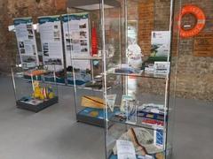 Ausstellung Vitrinen mit originalen Exponaten und Tafeln mit interessanten Informationen.