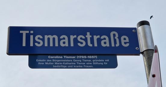 Auch die Tismarstraße hat ein ergänztes Straßenschild.